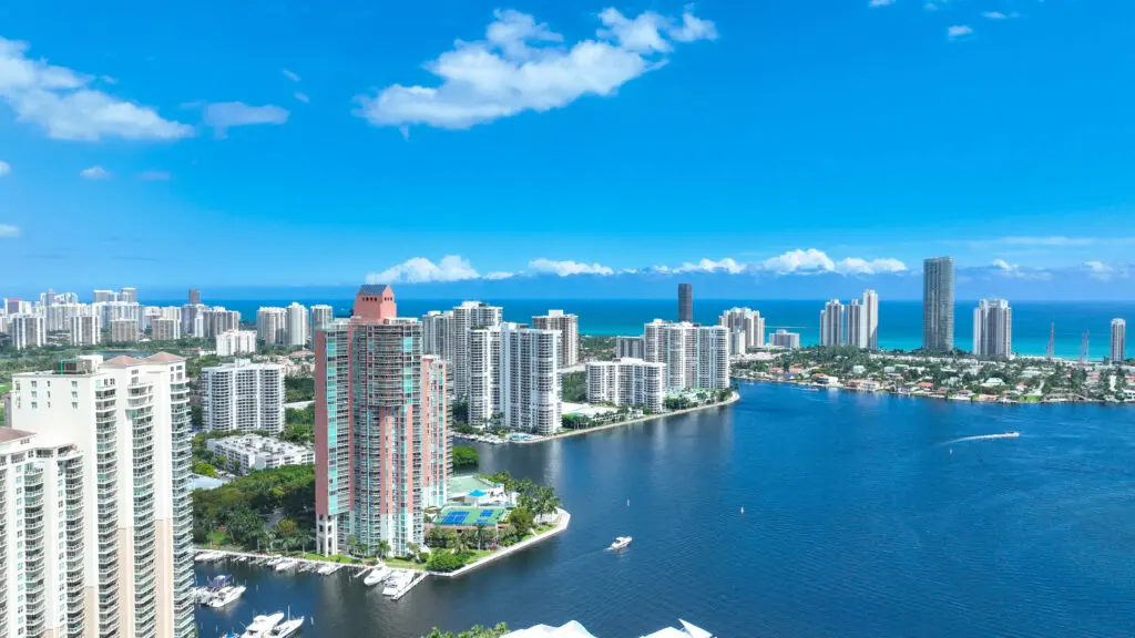 Aerial view of Cooper City, Florida's waterfront skyline, ideal for showcasing Expert Tile & Flooring's tile installation services.