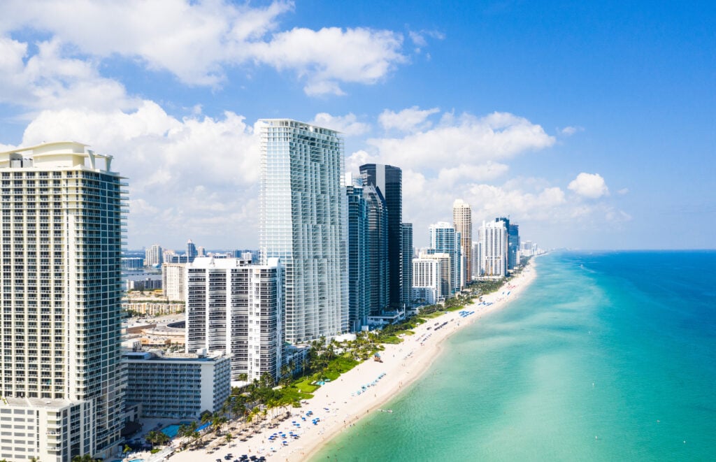 Coastal skyscrapers in Florida skyline, reflecting Expert Tile & Flooring's premier tile installation services.